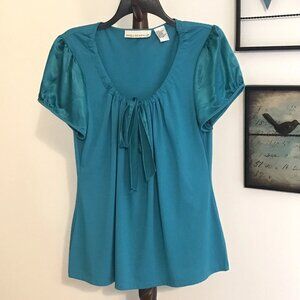 Requirements Women's L Green Shortsleeve Satin Sleeve Scoop Neck NWOT